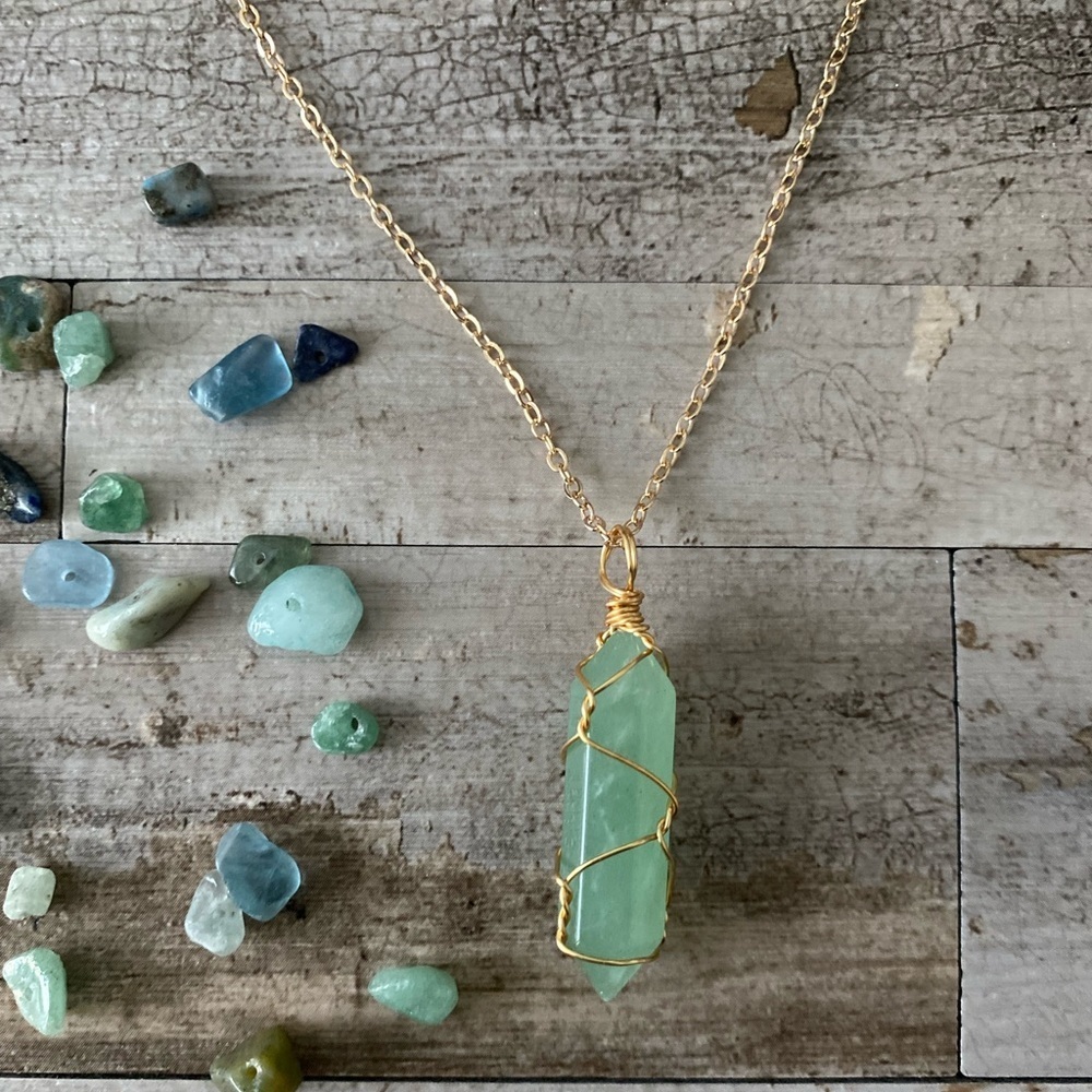 GREEN AVENTURINE crystal stone wire-wrapped pendant gold tone necklace n… - Picture 3 of 5